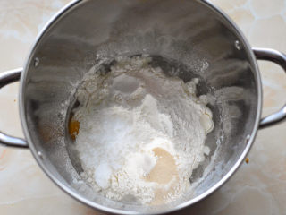 香酥鸡腿堡,所有的材料除黄油以外放入厨师机面缸里面

