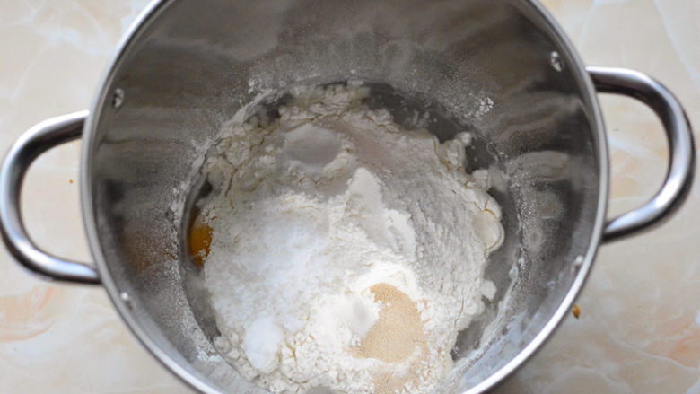 香酥鸡腿堡,所有的材料除黄油以外放入厨师机面缸里面

