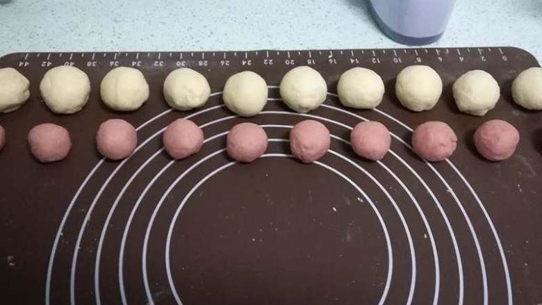 萌萌的宝宝卡通果蔬馒头,把红色面团和白色面团分别分成均匀的十等份，揉圆。