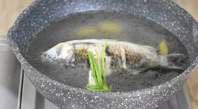这碗汤健脾、清热、益气养血，产妇最应该多吃！,锅中加入开水没过鱼身，放入葱结，大火煮15分钟