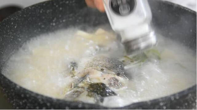 这碗汤健脾、清热、益气养血，产妇最应该多吃！,加入盐、胡椒粉调味