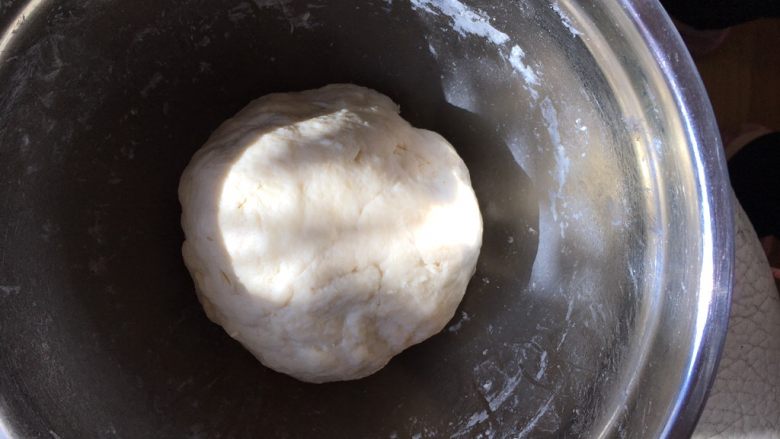 香烤芝麻千层饼,揉成光滑的面团，盖保鲜膜放在温暖处发酵至两倍大