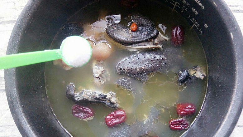#吃鸡#乌鸡汤,煮好的鸡汤按个人口味加入盐然后搅拌一下