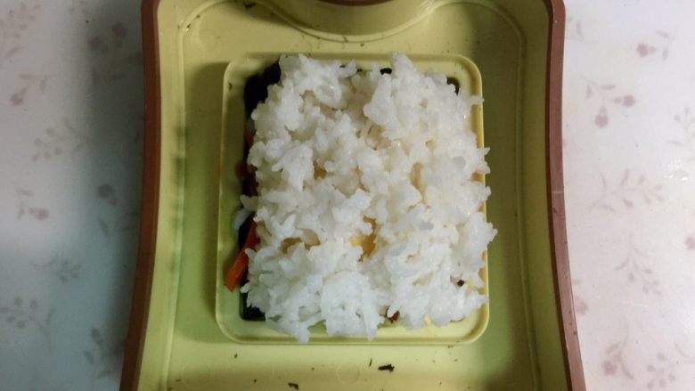 米饭三明治,再盖上一层米饭。