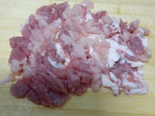 翡翠猪肉韭菜饺子,猪肉洗净切小块。