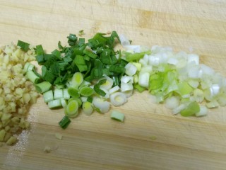 翡翠猪肉韭菜饺子,葱、姜、蒜苗洗净切碎。