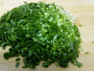 翡翠猪肉韭菜饺子,韭菜洗净晾干后切末。