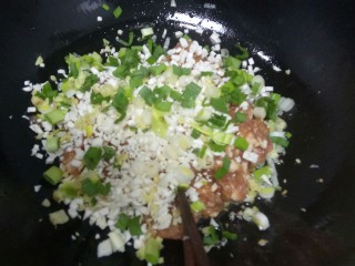 翡翠猪肉韭菜饺子,将猪肉放入锅中加入杏鲍菇、另一半的葱、姜、蒜苗末。
