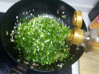 翡翠猪肉韭菜饺子,放入韭菜末,放入适量香油锁住韭菜的水分。