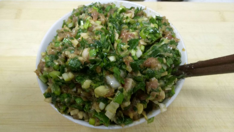 翡翠猪肉韭菜饺子,搅拌均匀，盛入碗中。