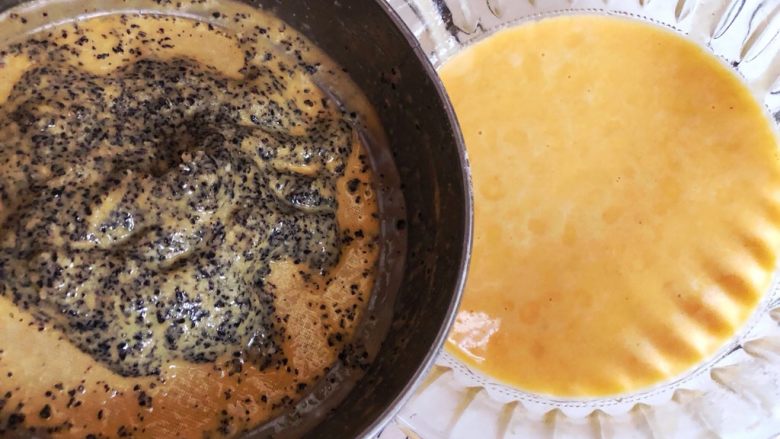 镜面百香果慕斯蛋糕,搅拌好后过筛，滤出百香果籽。