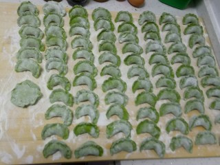 翡翠猪肉韭菜饺子,加入适量馅，包成翡翠饺子。