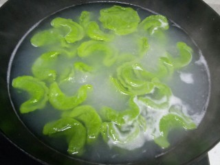 翡翠猪肉韭菜饺子,锅中放入适量水，水开后放入饺子煮8分钟。