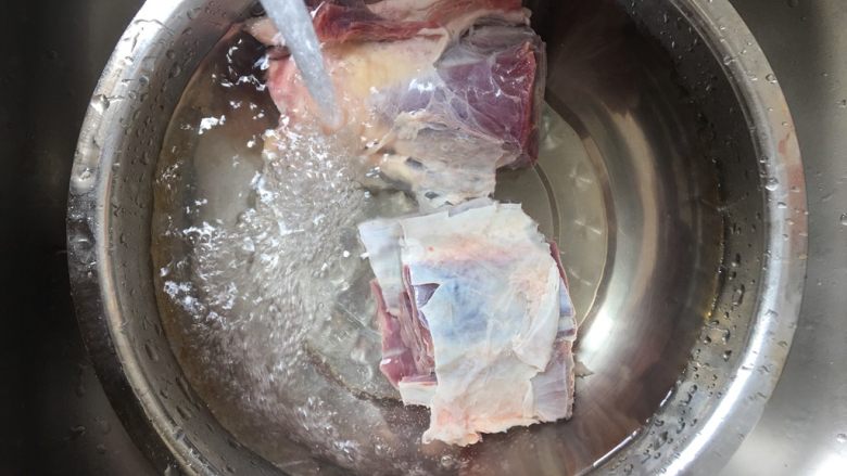 秘制卤牛肉,把牛腱子肉切成两大块，用清水浸泡2小时，中途换几次水，最后到掉血水