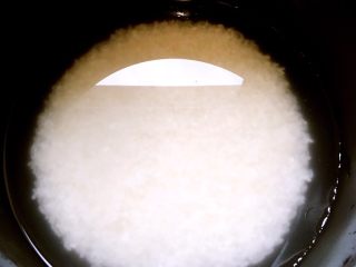 腊肉饭,大米洗干净，用水浸泡20分钟左右