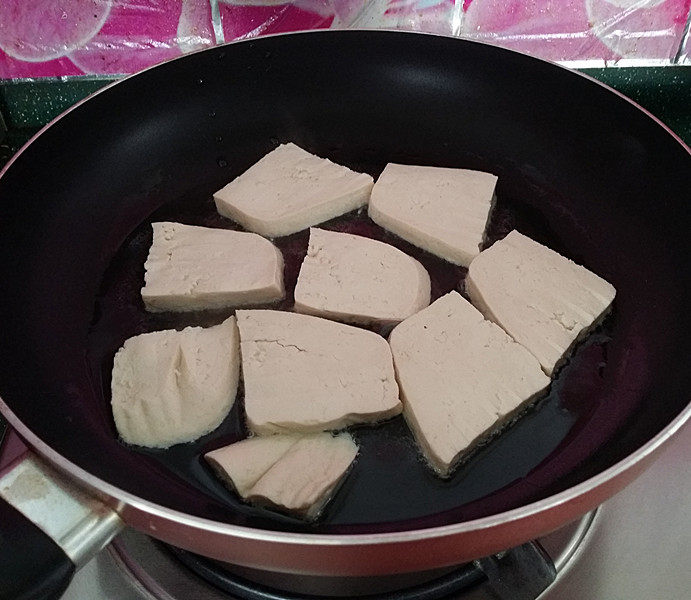 寿喜锅（改良版） ,不粘锅烧热后倒油，放入老豆腐