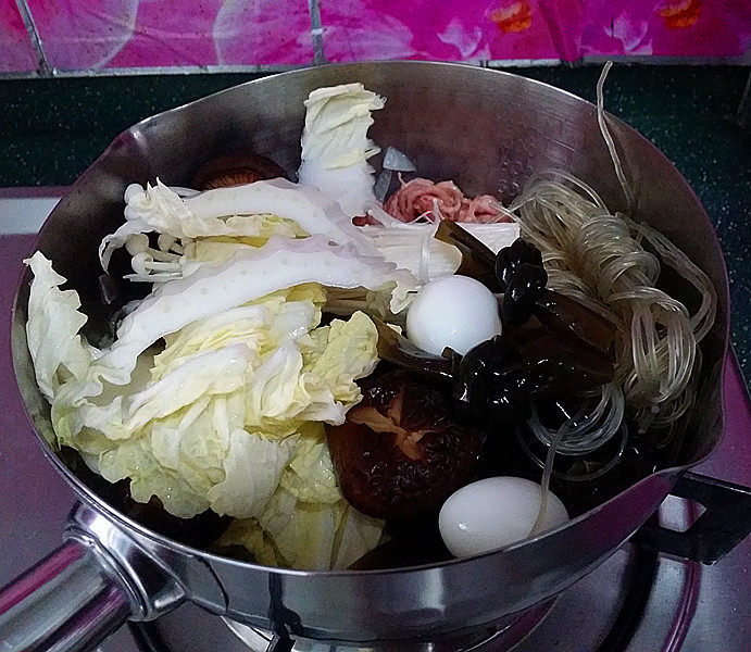 寿喜锅（改良版） , 转小火，依次放入除牛肉片外的其它食材