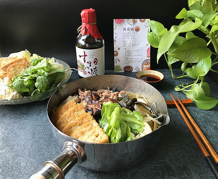 寿喜锅（改良版） ,待煮后既可食用，可以先吃完这一锅接着煮，也可以跟吃中式火锅那样边煮边吃