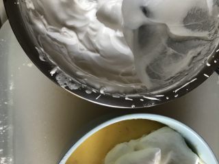 奶油蛋糕,取1/3在蛋黄糊里切拌均匀