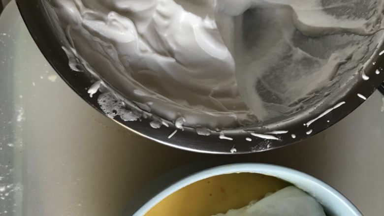 奶油蛋糕,取1/3在蛋黄糊里切拌均匀