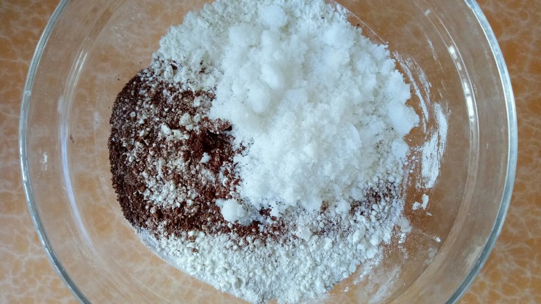 美味酥脆咖啡豆饼干(๑•ั็ω•็ั๑),把糖和可可粉加入面粉中拌匀，然后加入黄油搓成细糠，最后加入鸡蛋揉成团。
