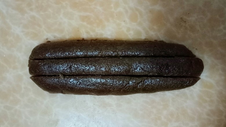 美味酥脆咖啡豆饼干(๑•ั็ω•็ั๑),取一块面团切成长条。