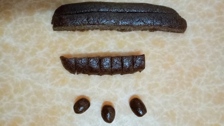 美味酥脆咖啡豆饼干(๑•ั็ω•็ั๑),将小面团在掌心搓成椭圆形。