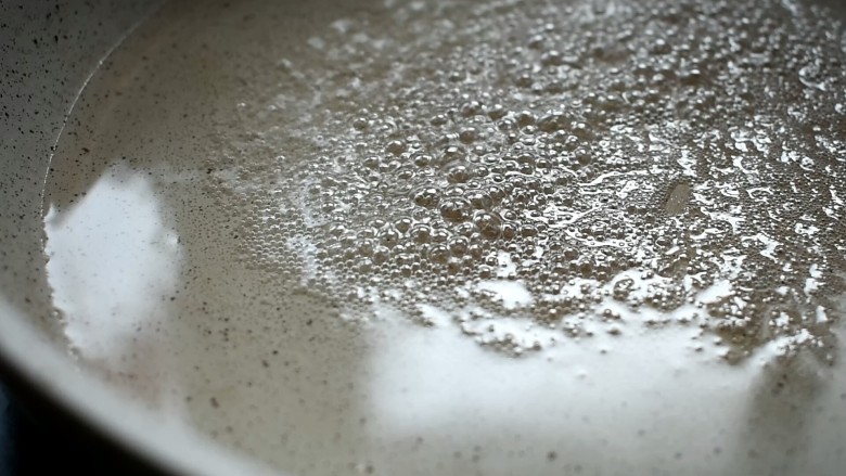 糖霜花生豆,看到锅中有很多小泡泡时