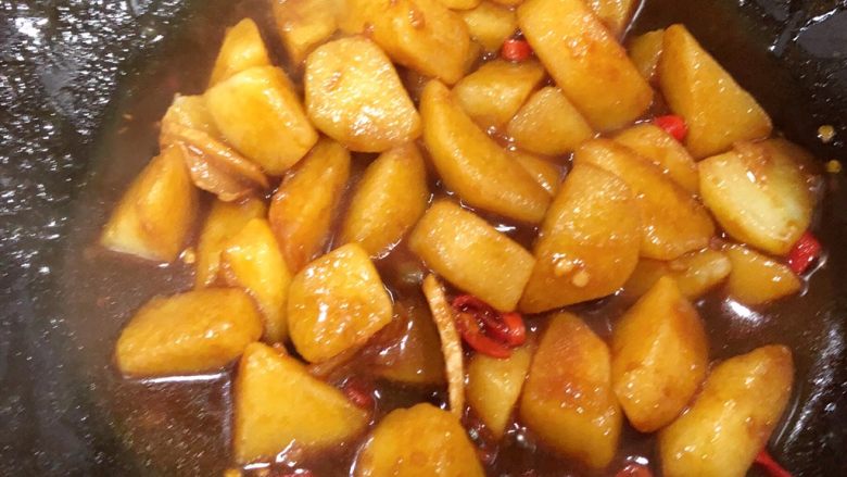 土豆烧肉,水烧干后，倒适量美味鲜酱油、翻炒几下。