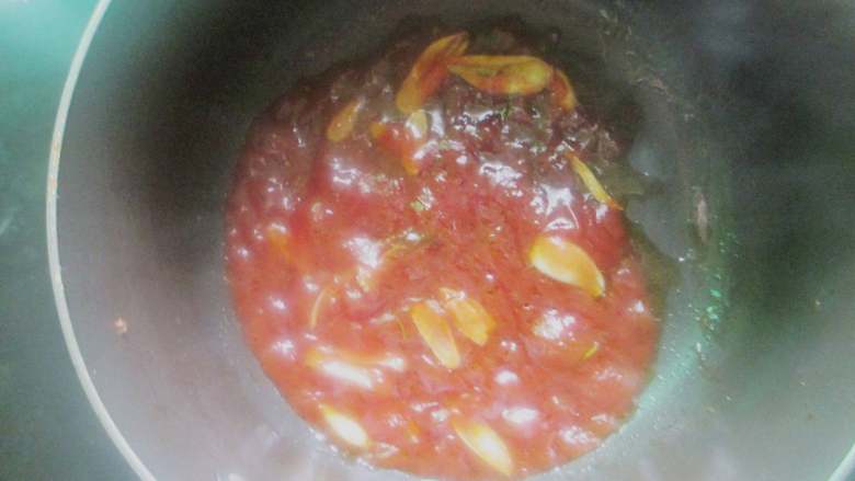 茄汁鸡片,拌匀后倒入一点水淀粉​，煮沸
