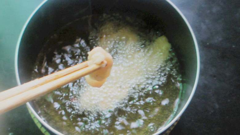 茄汁鸡片,热锅热油，油温不用太高。筷子放进去上面会冒小泡就好。下​鸡片下锅油炸