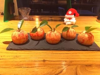 圣诞小苹果—祝你平安,面团揉成40g，油豆沙分成25g每份
用面粉包裹豆沙，揉成圆形，用手指在上方按一个洞。