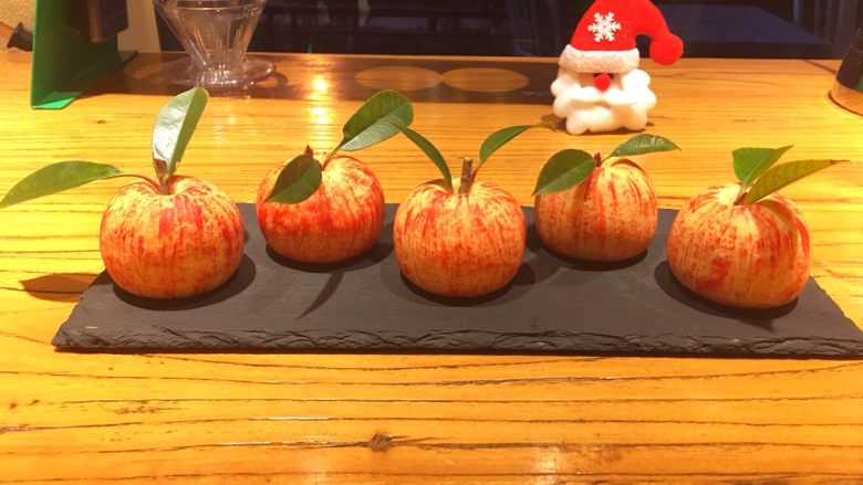 圣诞小苹果—祝你平安,面团揉成40g，油豆沙分成25g每份
用面粉包裹豆沙，揉成圆形，用手指在上方按一个洞。