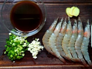 油焖大虾,腌制好的虾用厨房纸吸干表面水分，切葱花和蒜末