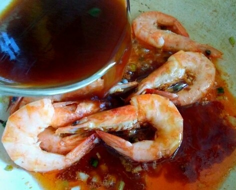 油焖大虾,待虾油全部煎出，倒入碗汁