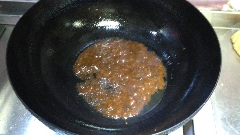 酱烧牛蹄筋,热锅凉油倒入豆瓣酱小火慢慢炒开