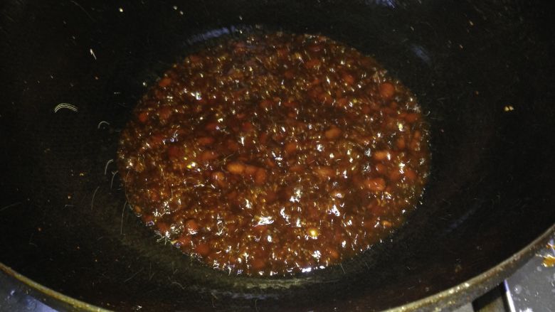 酱烧牛蹄筋,炒到糖溶化，酱色变成棕红色