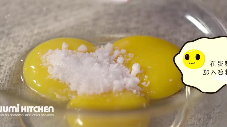 蛋黄溶豆,在打好的蛋黄中加入白糖