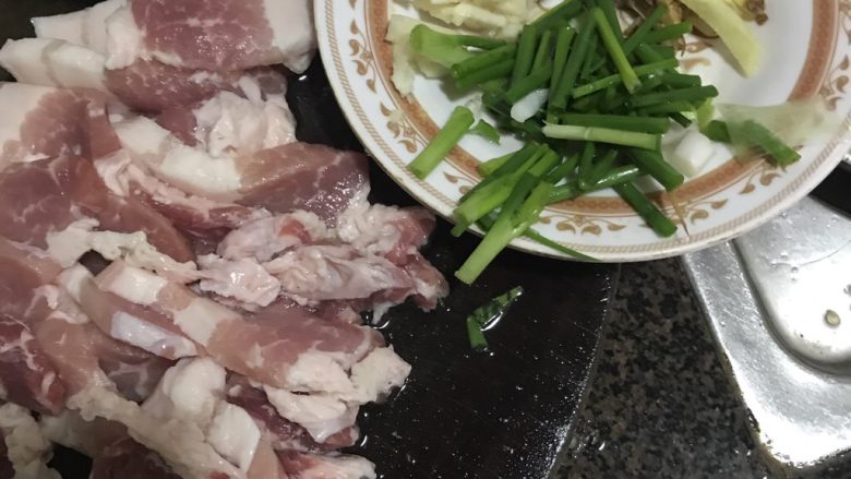阳江玫花甜品野菜炒腩肉,腩肉，蒜子姜待肉，腩肉一定要薄