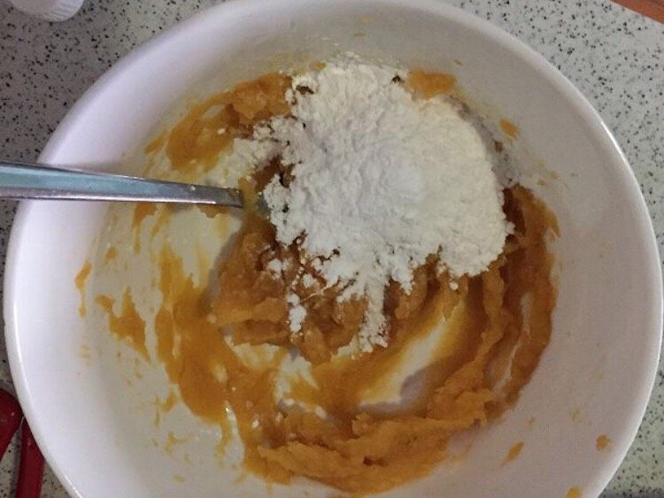 双色芋圆木瓜西米露,加适量木薯粉 一点一点加，揉成光滑的面团