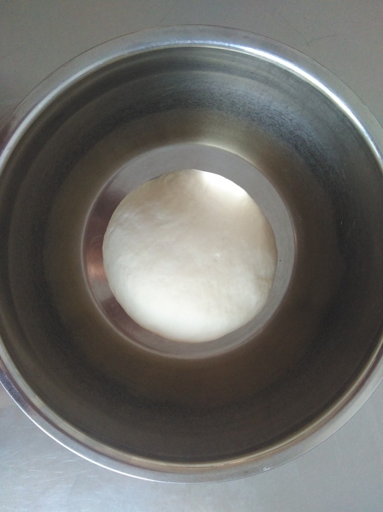 超级无敌软妹子牛奶卷,中种面团，揉至光滑，入冷藏发酵15-17个小时。