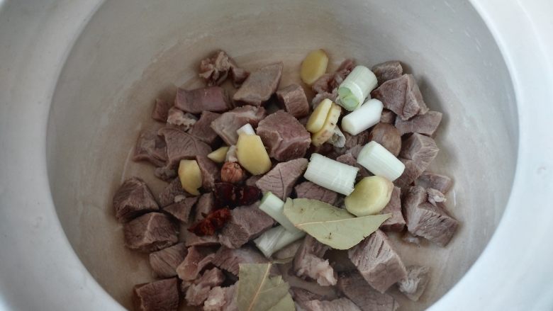 冬季养生暖身汤  羊肉萝卜汤,把羊肉和葱姜、调味料放入砂锅中