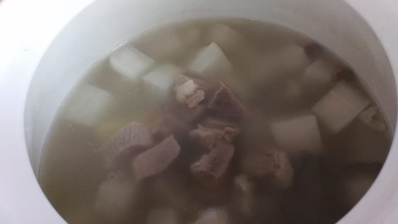 冬季养生暖身汤  羊肉萝卜汤,大概煲一个半小时便可以了