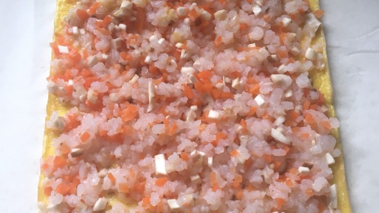 虾仁蛋卷,取出蛋皮，铺上搅拌好的虾仁馅，下面留一厘米的空
