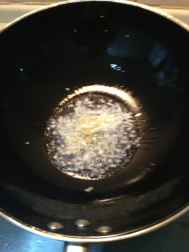红烧鲍鱼,热锅放油，油八分热后，放入葱姜蒜末爆香