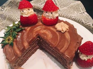 圣诞主题甜品台,草莓和奶油做的圣诞老人装饰