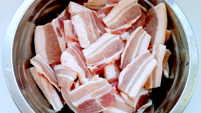 猪肉炖粉条,取出切成略厚的大片。
