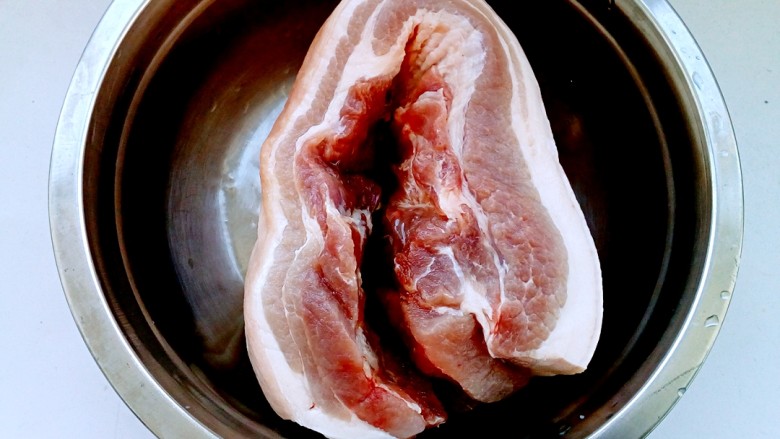 猪肉炖粉条,将猪五花洗净后放入冰箱略微冷冻。