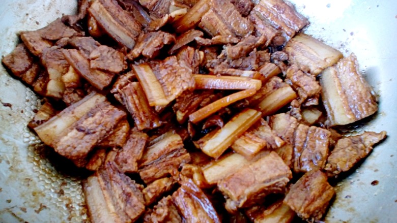 猪肉炖粉条,加入料酒、老抽、冰糖，红烧酱油和蚝油翻炒均匀。