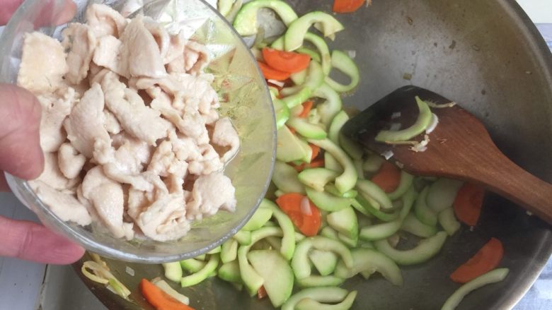 吃鸡+蚝香西葫芦炒鸡胸,加入炒至断生的鸡胸翻炒一两分钟